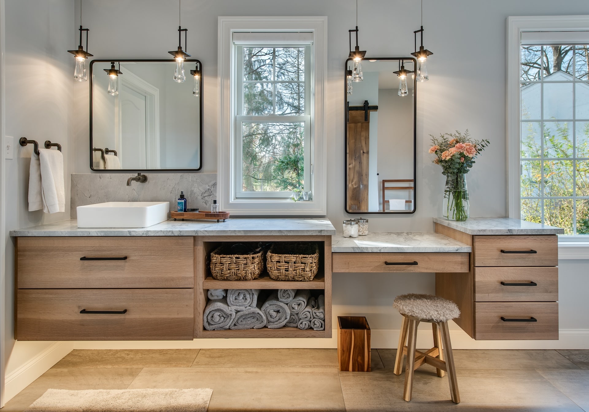 Hellings bathroom with vanity